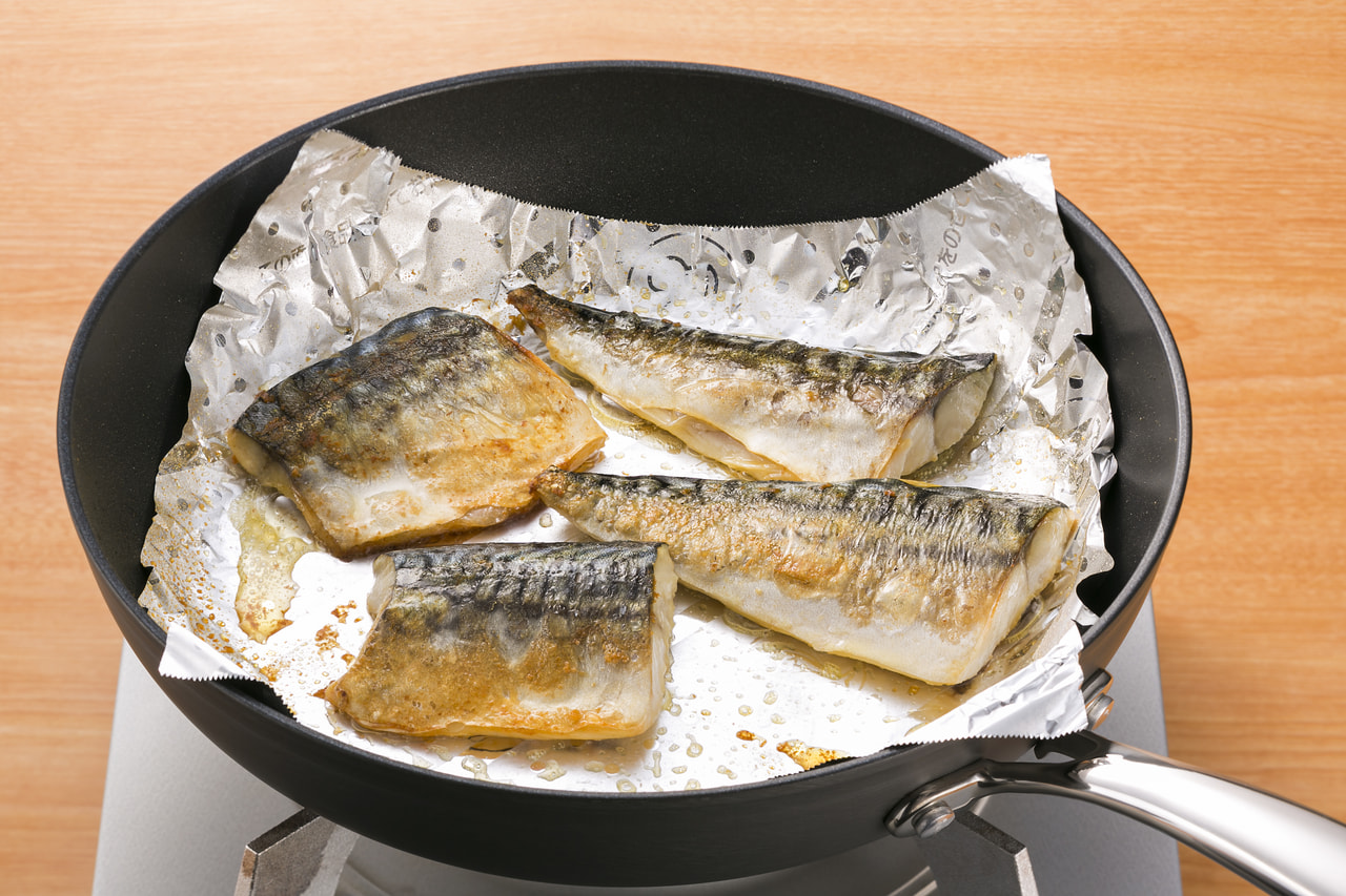 塩サバをフライパンで皮パリ身ふっくらに焼く極意！失敗ゼロの裏技