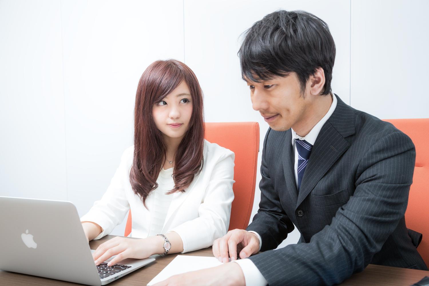 社内恋愛が多い会社の特徴とは？業界ランキングと実態【2026最新】