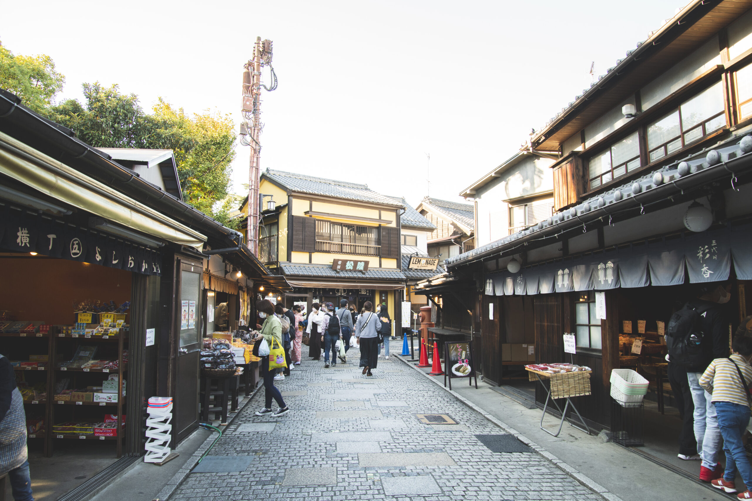 昭和レトロと現代の熱気が交差する2026年、川越「菓子屋横丁」で今起きている静かな革命伝統の味を守り抜く老舗職人とサステナブルな観光の未来