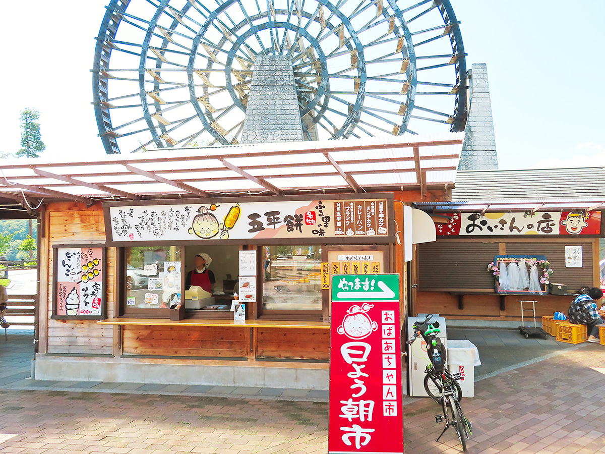 巨大水車と絶品おふくろの味！2026年最新「道の駅 おばあちゃん市・山岡」が今、大人の旅先に選ばれる理由