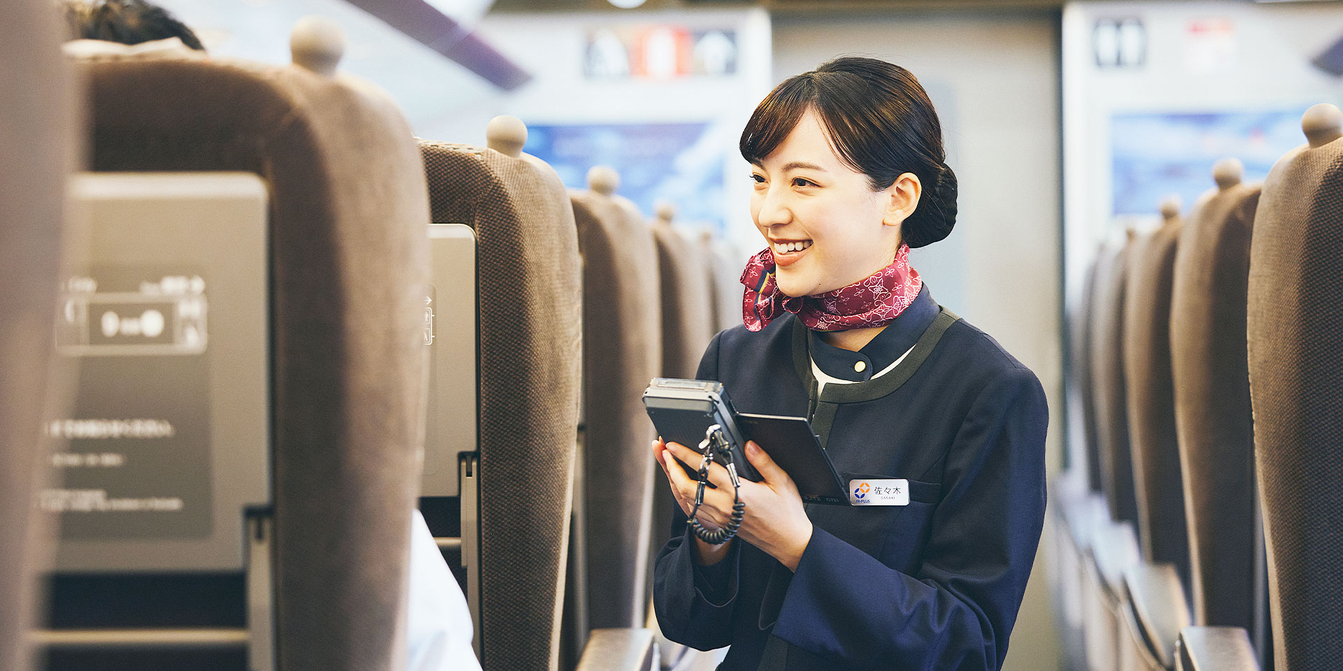 新幹線客室乗務員の現実！年収・採用倍率とワゴン販売終了後の勤務実態