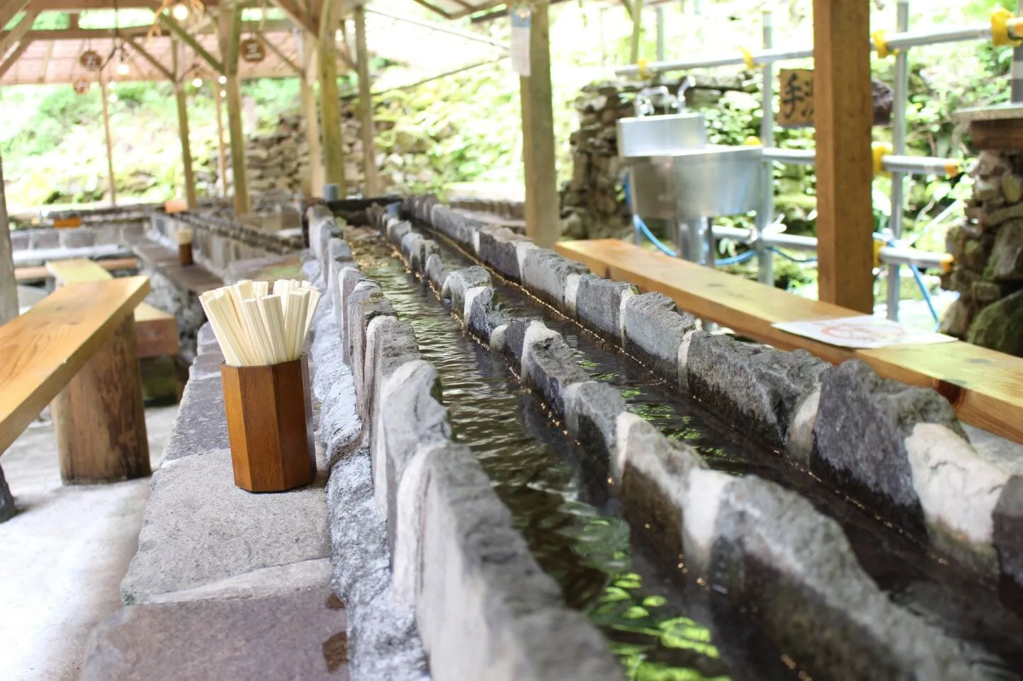 発祥の地で涼む！阿弥陀ヶ滝荘流しそうめんの行列回避術と秘訣