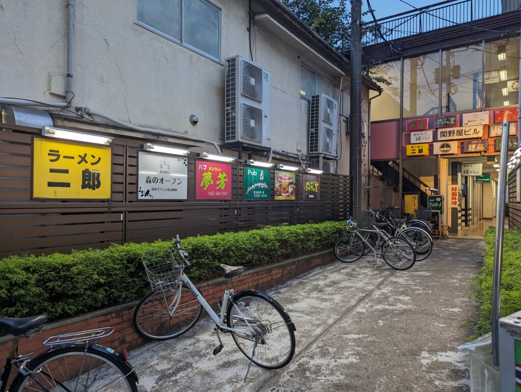 【2026年現地ルポ】極太麺の衝動と路地裏の熱狂。府中駅裏で刻まれる「ラーメン二郎」の現在地