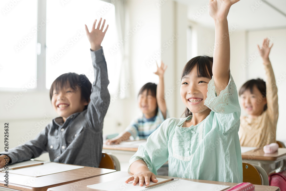 「手を挙げる」の意味と敬語！手を上げるの違いやビジネス評価Up術