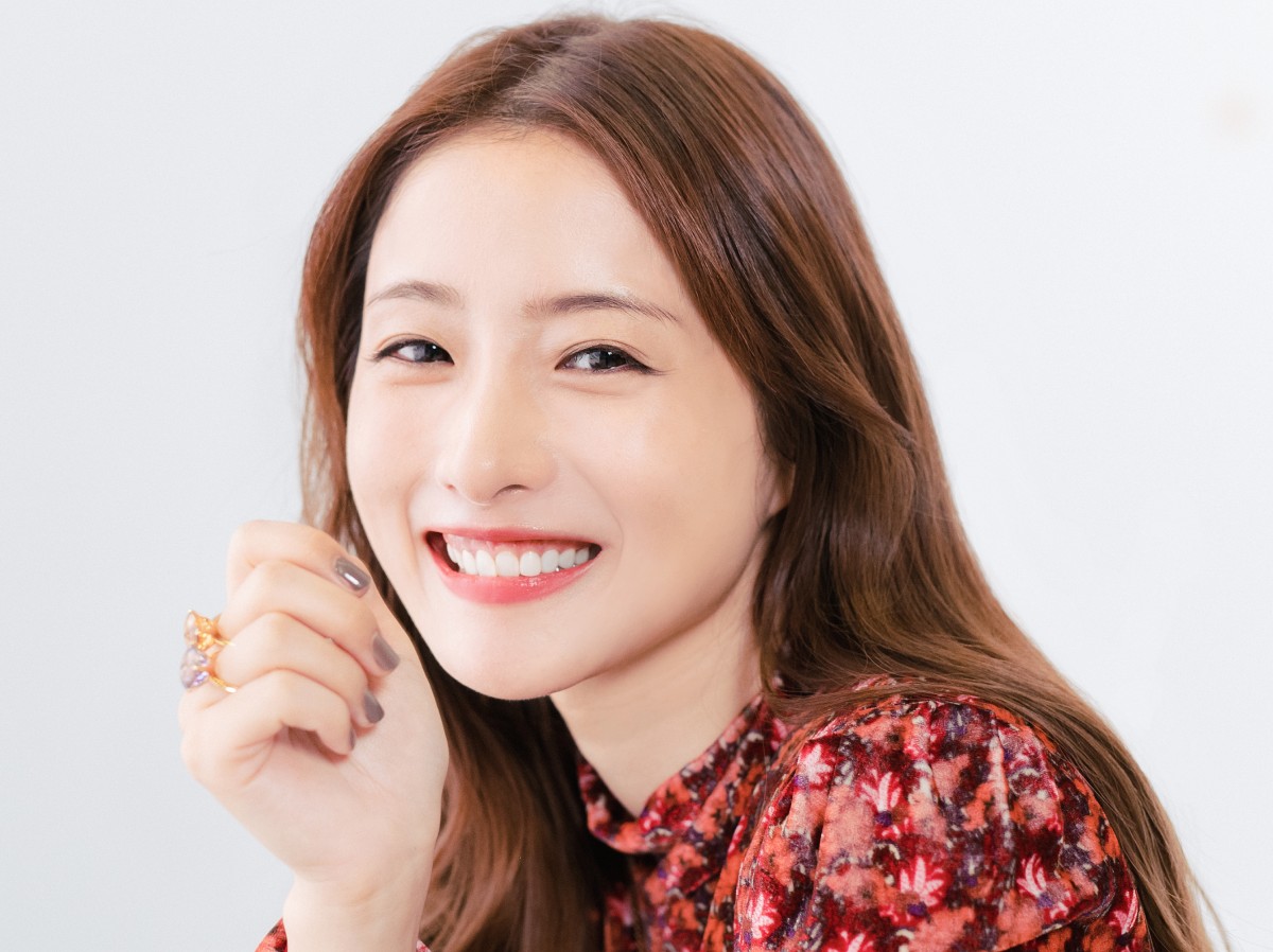 石原さとみの笑顔はなぜ人を魅了する？変わらぬ美しさと表情の秘密