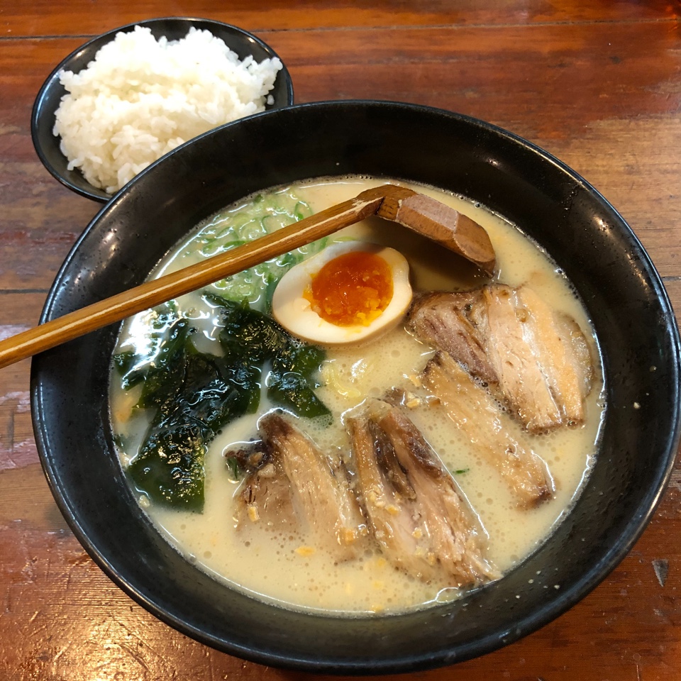 本郷亭本郷店を徹底解剖！極厚チャーシューと食べ放題ランチの全貌