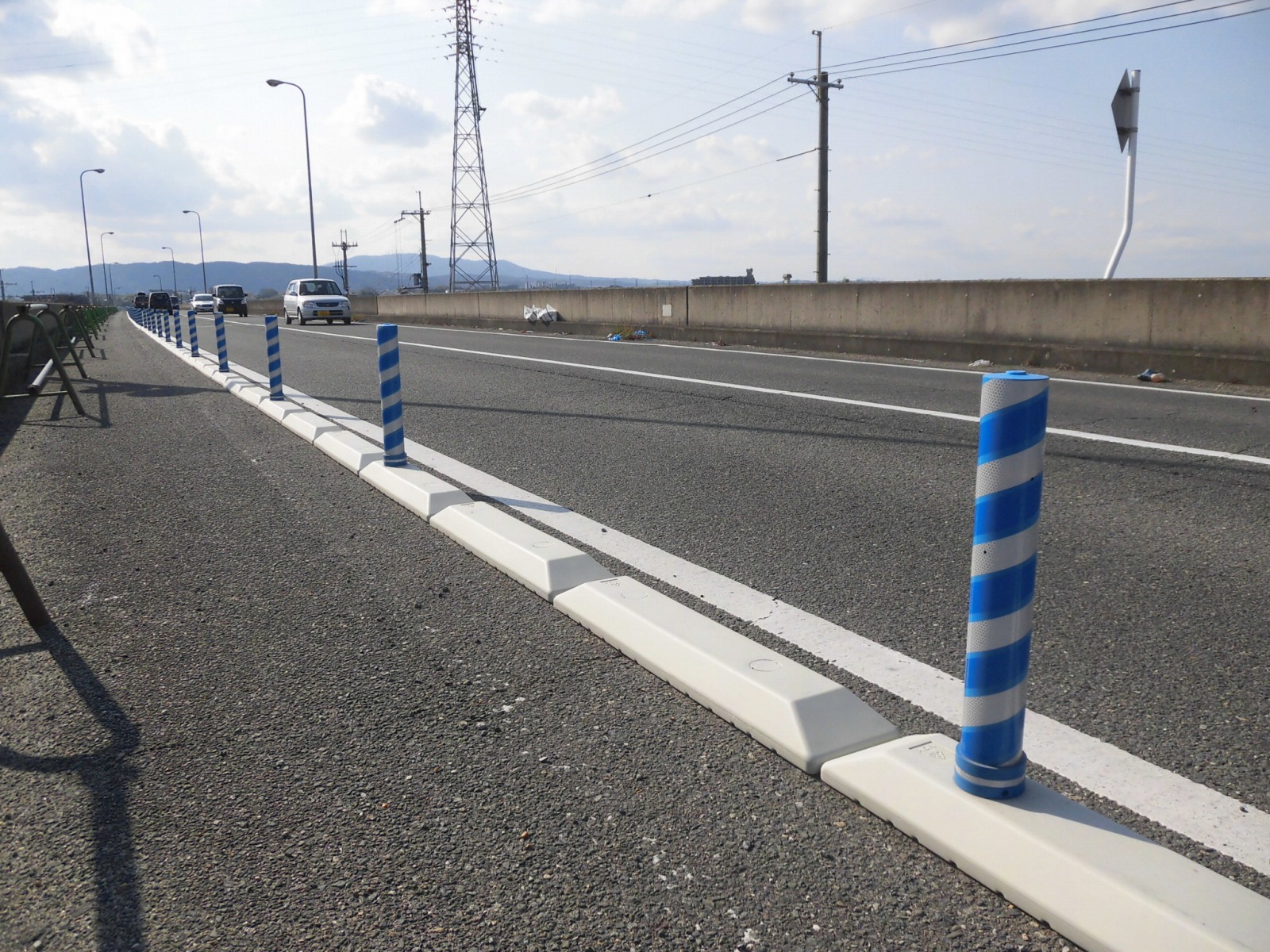 事故死ゼロへの防壁か、新たなグリーン発電所か。2026年、日本の道路で進行する「中央分離帯」の激変現場