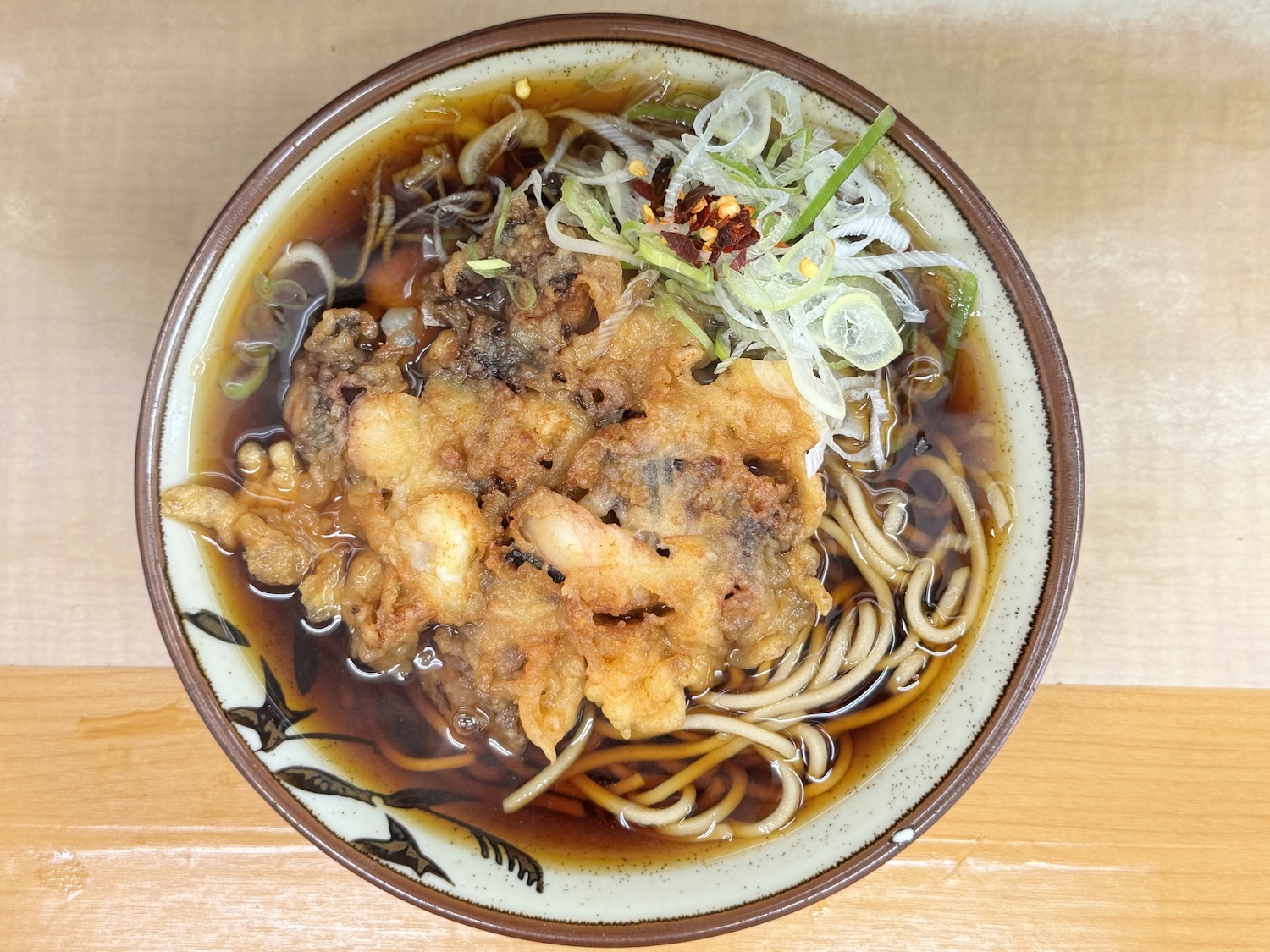 六文そばの現在地｜暗黒つゆと名物ゲソ天が誇る立ち食い美学