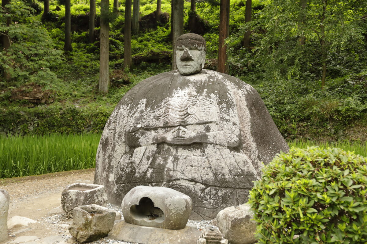 岡本太郎が絶賛した万治の石仏の謎｜正しい参拝作法とご利益の真実