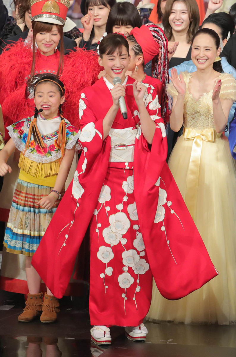 綾瀬はるか紅白司会の伝説と全記録｜涙とハプニングが愛された理由