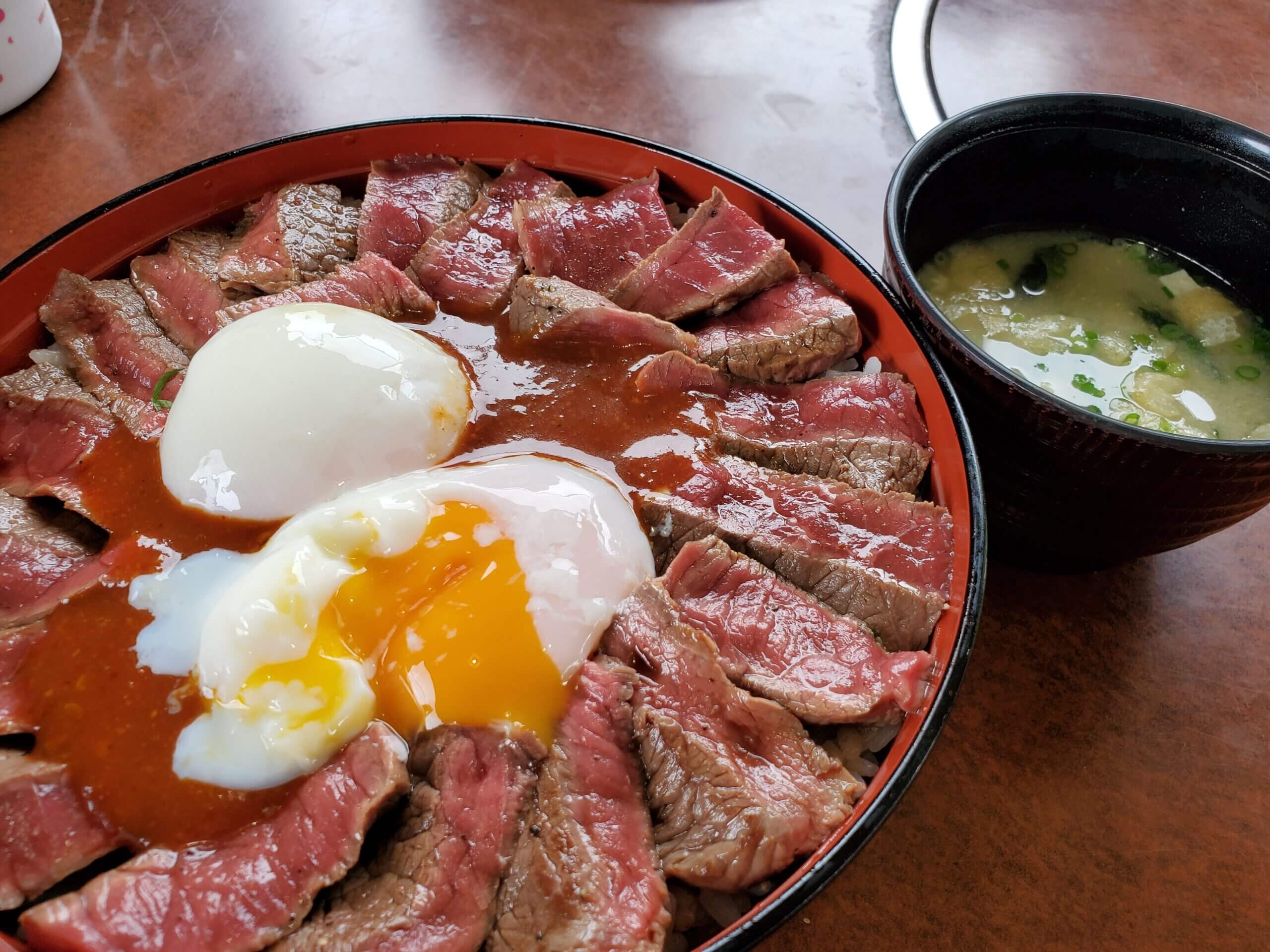 南阿蘇「やま康」あか牛丼の行列攻略！整理券配布時間とメガ盛りの評判
