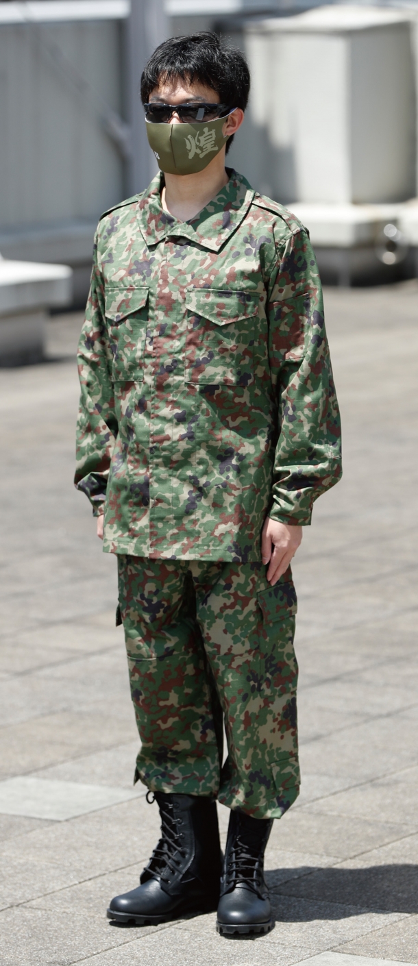 なぜ森に消える？自衛隊迷彩服の驚愕性能と本物の見分け方を徹底解説