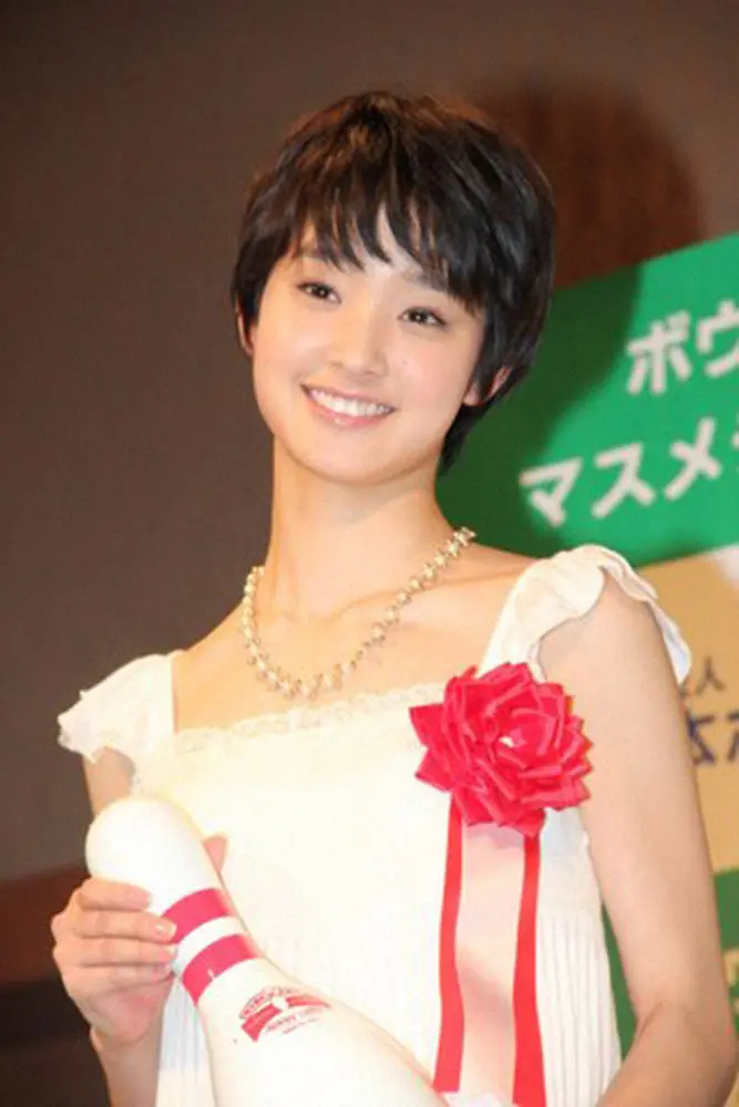 型にハマらない生き方と、スクリーン越しに漂う圧倒的な熱量。**剛力 彩 芽**というひとりの表現者が辿り着いた2026年現在の境地は、かつて日本中を席巻した「シンデレラガール」のイメージを心地よく裏切り続けている。10代での鮮烈なデビュー、大手事務所からの独立、そして数々のメディアの喧騒。波乱万丈とも言えるキャリアのグラデーションを乗り越えた彼女は今、自身の足でしっかりと立ち、泥臭くも美しい「真の演技」を刻み込んでいる。