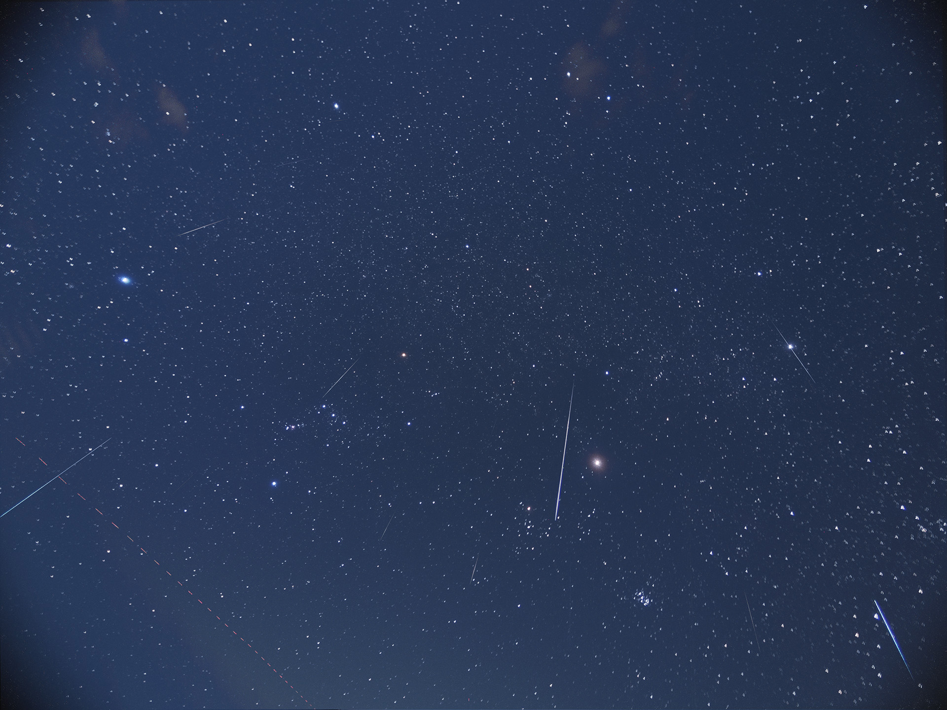 漆黒の夜空を裂いた閃光の軌跡と最新データで紐解く観測の極意
