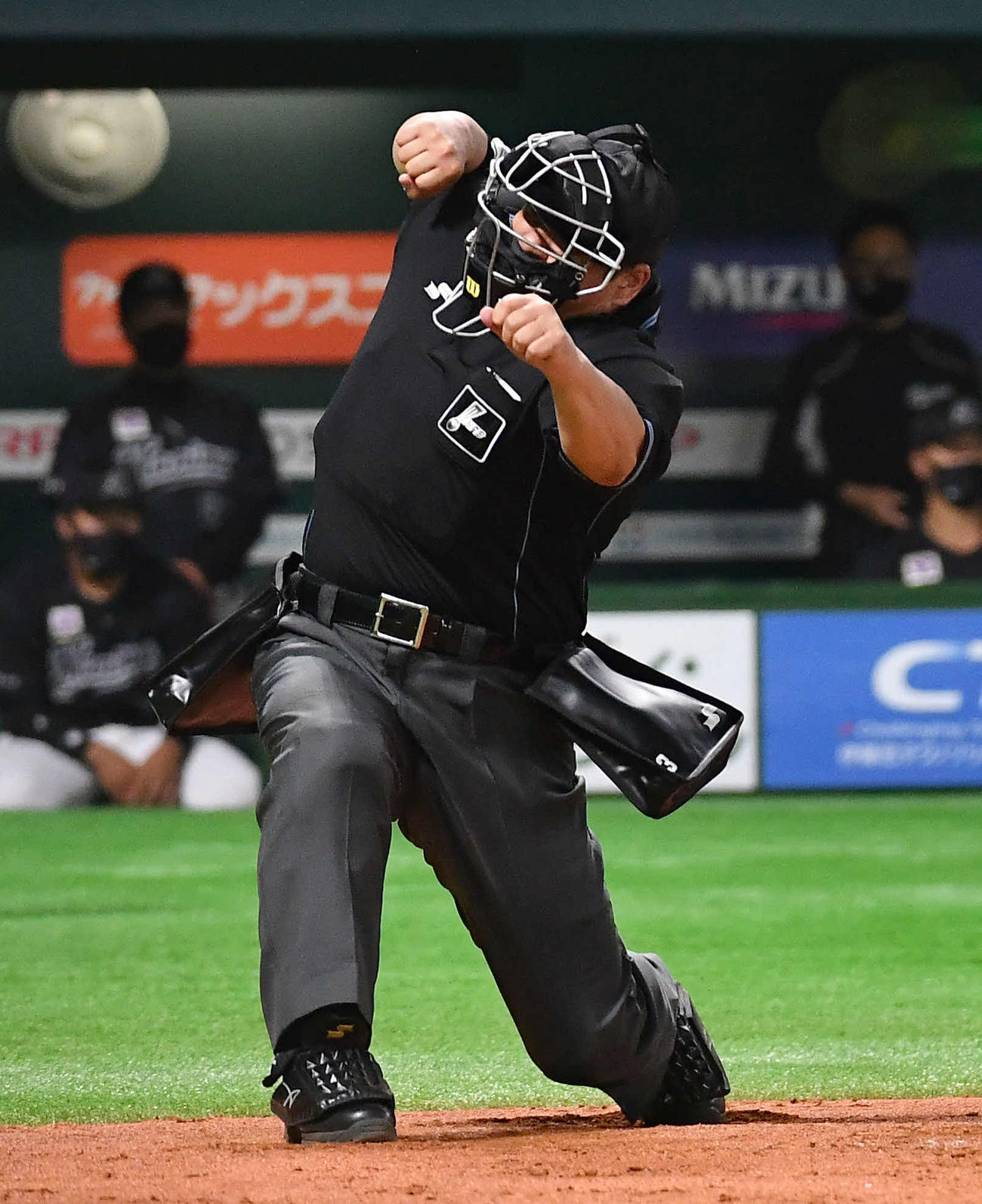 プロ野球を沸かす「卍ポーズ」審判の正体と誕生秘話！敷田直人の軌跡