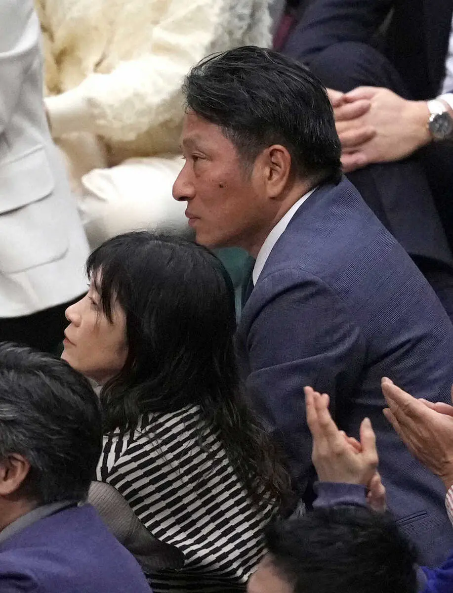 今日の相撲中継で砂かぶりの有名人は誰？向正面に映る芸能人と正体