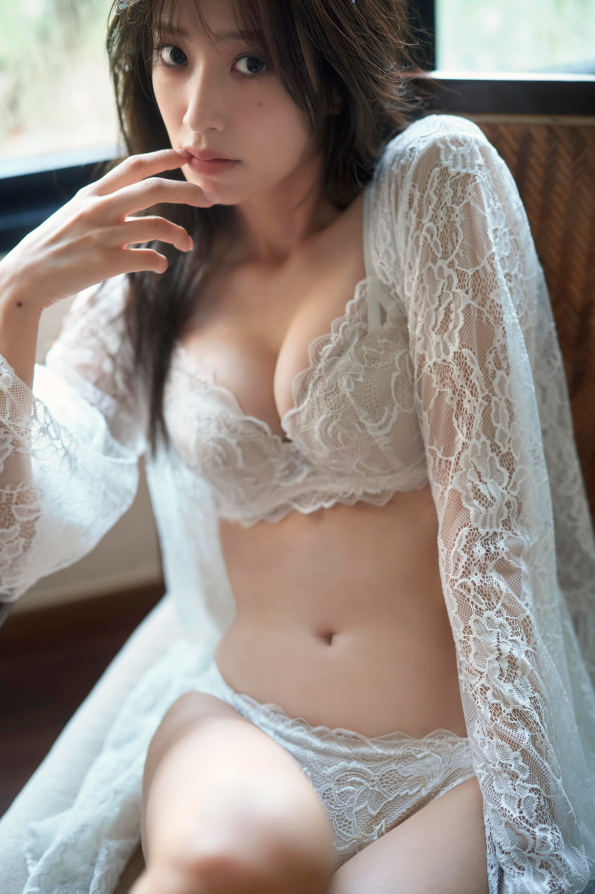日向坂46佐々木久美、圧巻の美脚グラビアに衝撃！写真集発売の真相とは？