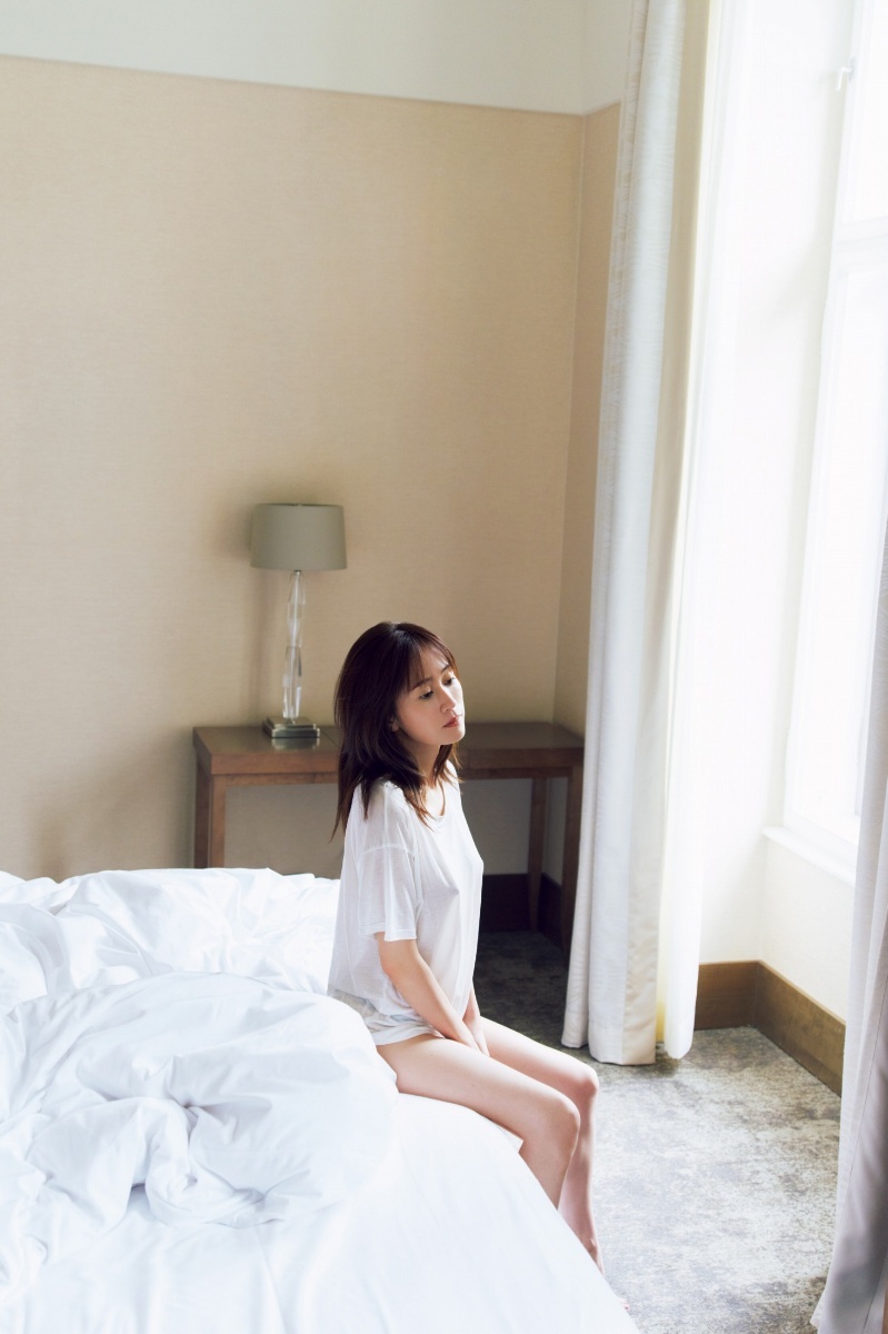 前田敦子歴代写真集を徹底検証！話題の露出ショットの真相と最新プレミア相場