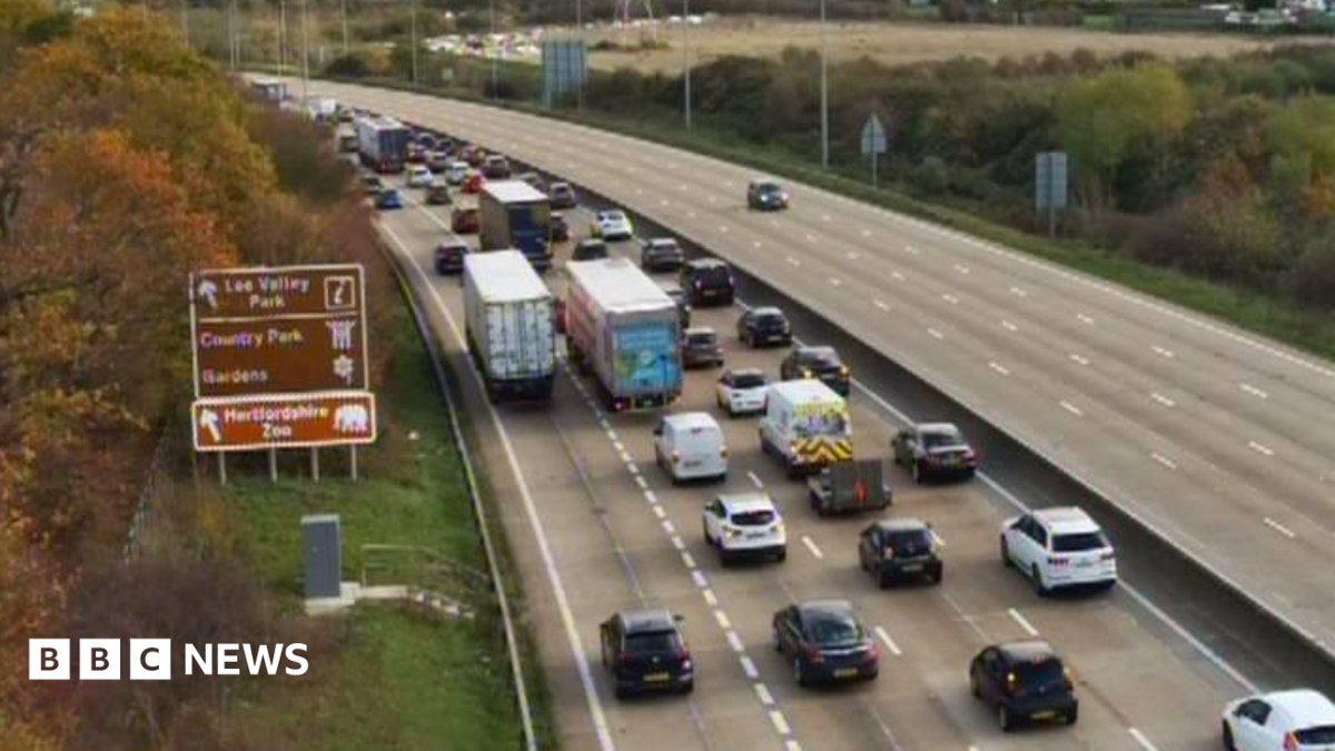 M25 Traffic Stopped After a Multi-Vehicle Crash in Hertfordshire