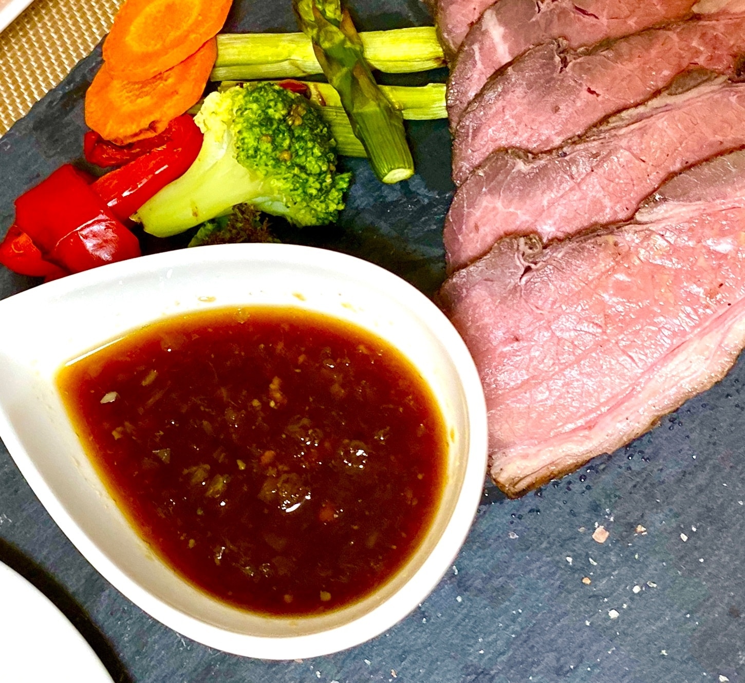 家の調味料でプロの味！絶品ローストビーフのタレ黄金比と人気レシピ