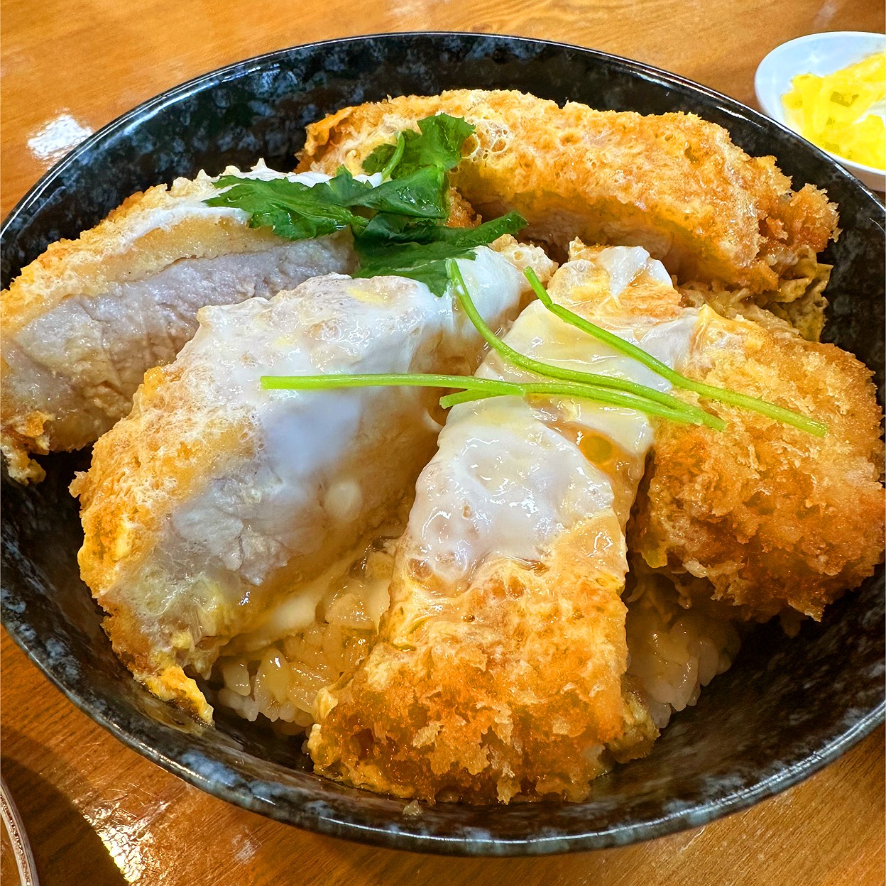 昭和のデカ盛り聖地がなぜ今、空前のZ世代フィーバーを巻き起こしているのか？「まるい食堂」が放つ唯一無二の熱量と2026年ローカルグルメの新地平