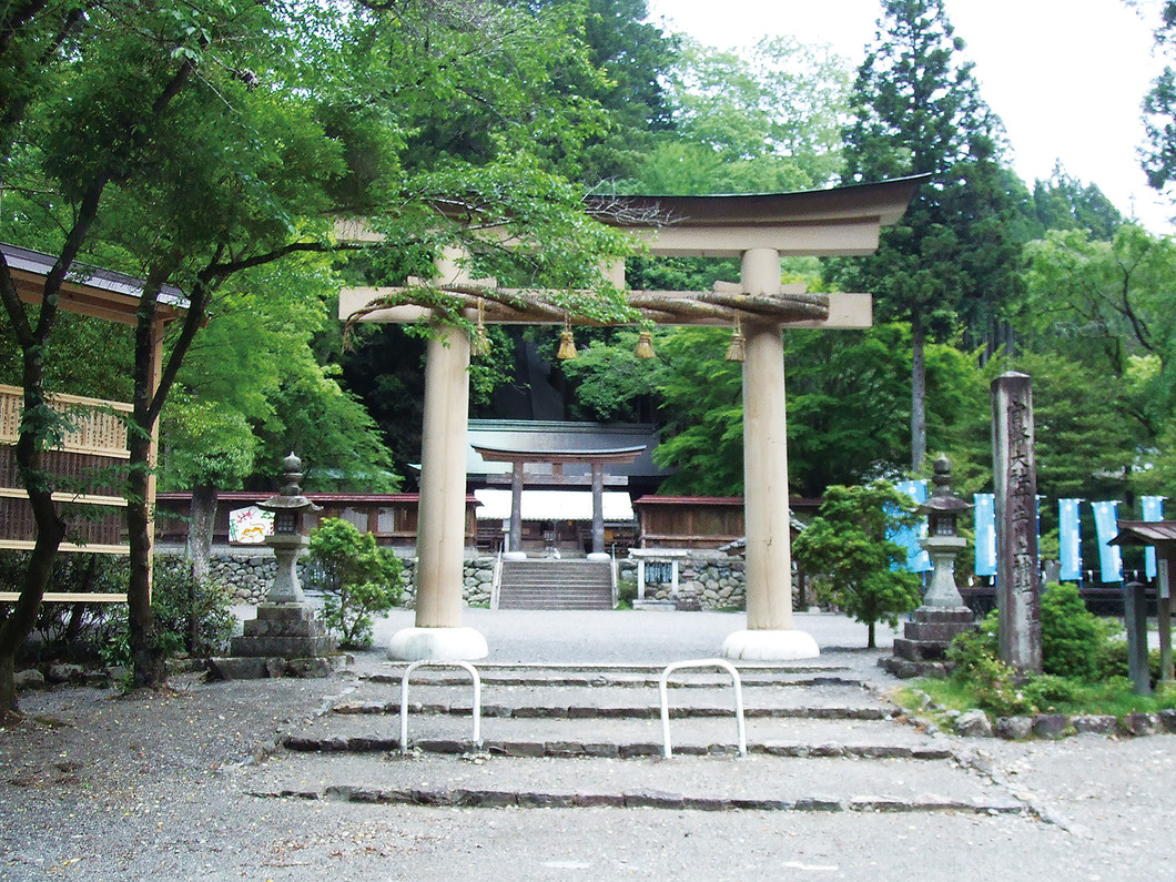 丹生川上神社下社の見どころと歴史｜神馬・木造階段・ご利益を解説