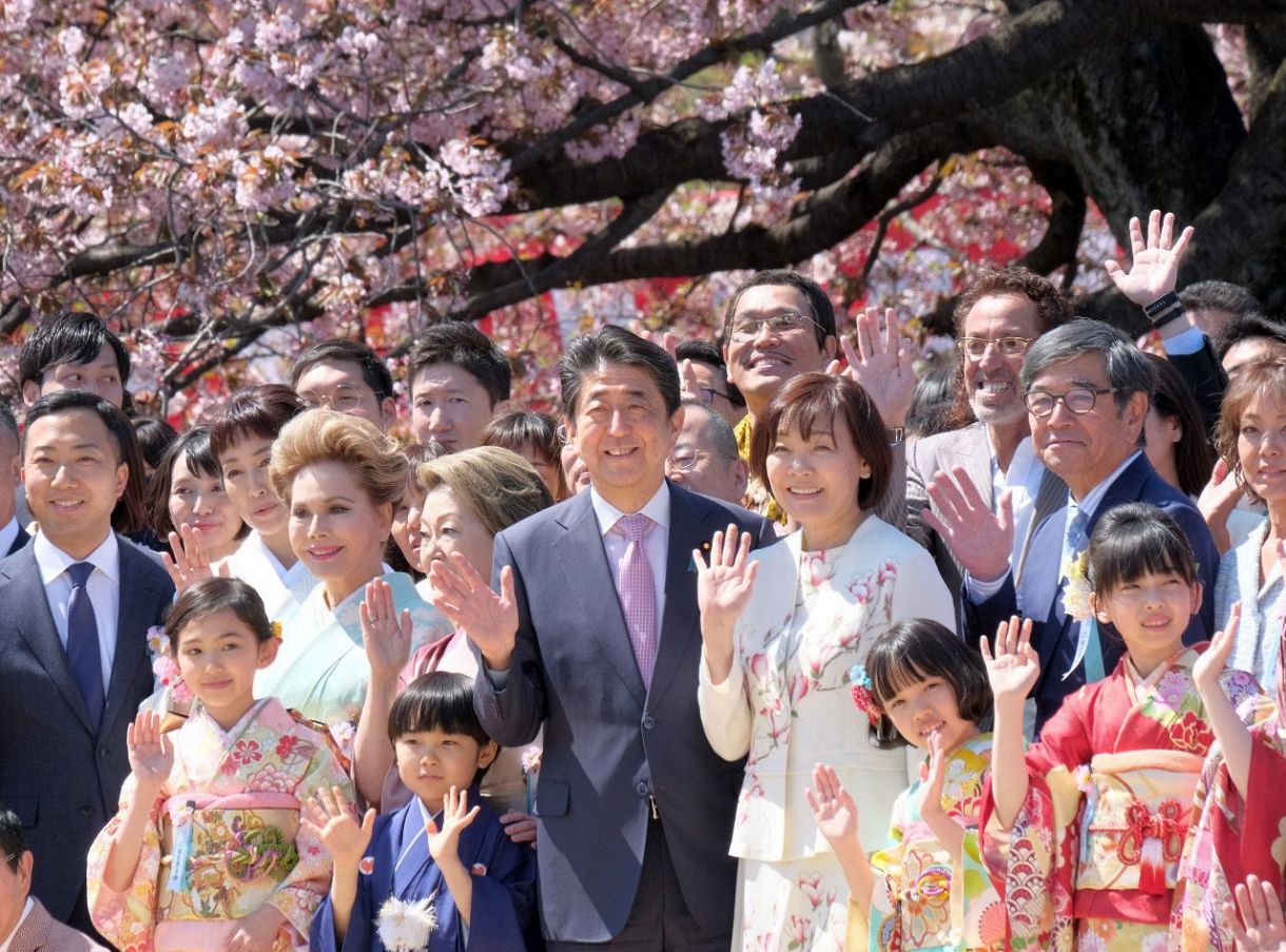 桜を見る会はなぜ中止に？前夜祭疑惑と名簿廃棄の真相を徹底解説