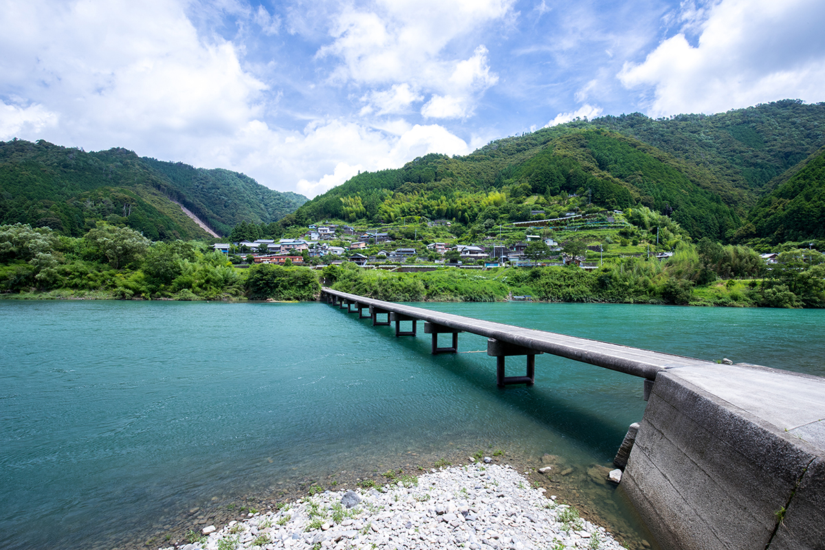 四万十川の象徴・岩間沈下橋の現在地｜沈下事故からの復旧と見所