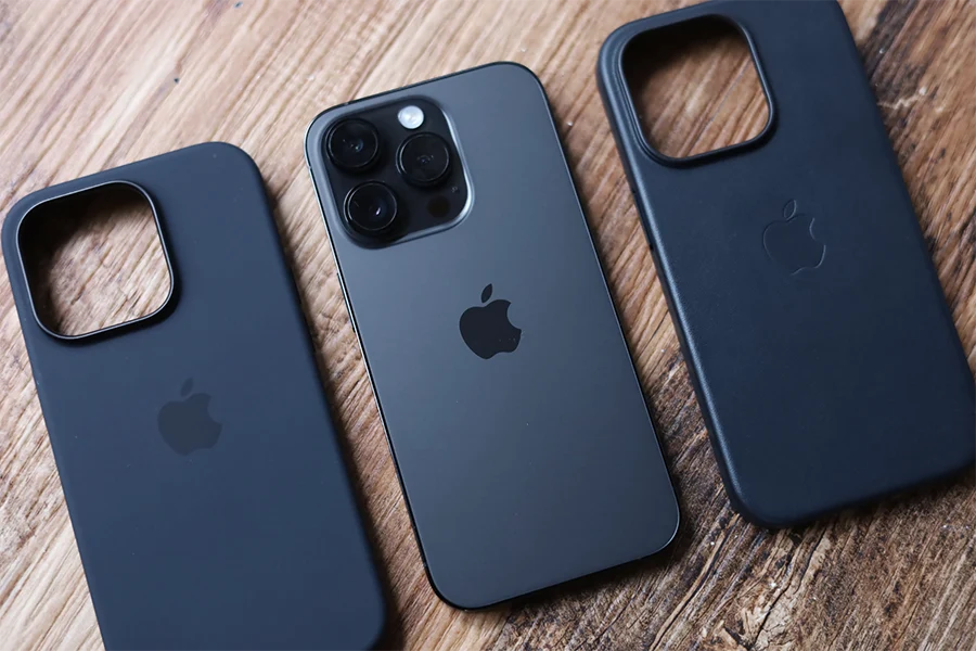 Iphoneを裸で持つ美学と真実！傷を防ぎ落下を制する極意