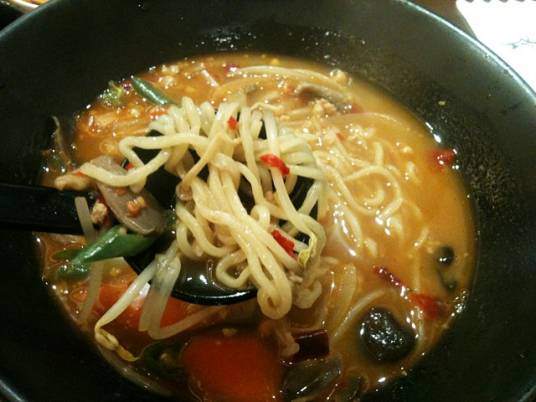 燕三条背脂ラーメンの原流「福来亭」が今、世界を魅了する理由——2026年、昭和の極上ソウルフードが遂げる再評価