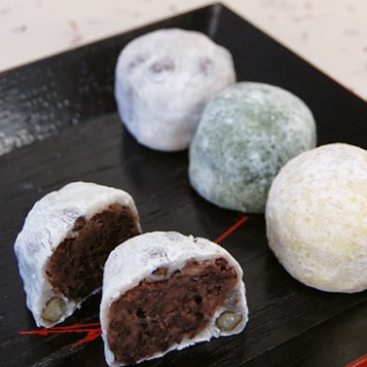 【2026年最新】高輪「松島屋」の豆大福が今も午前中で完売する理由。昭和天皇も愛した東京最高峰の味覚と職人魂