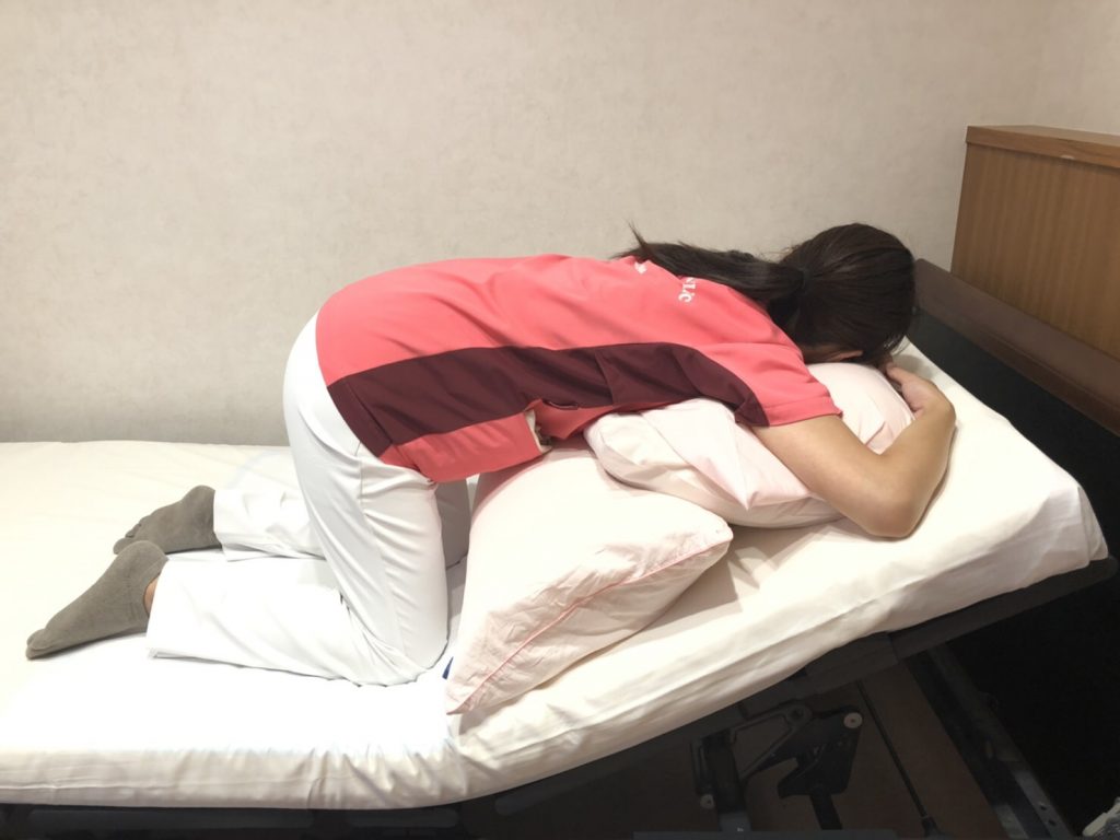 陣痛で楽な姿勢とは？痛みを逃す神ポーズと呼吸法の極意【助産師解説】