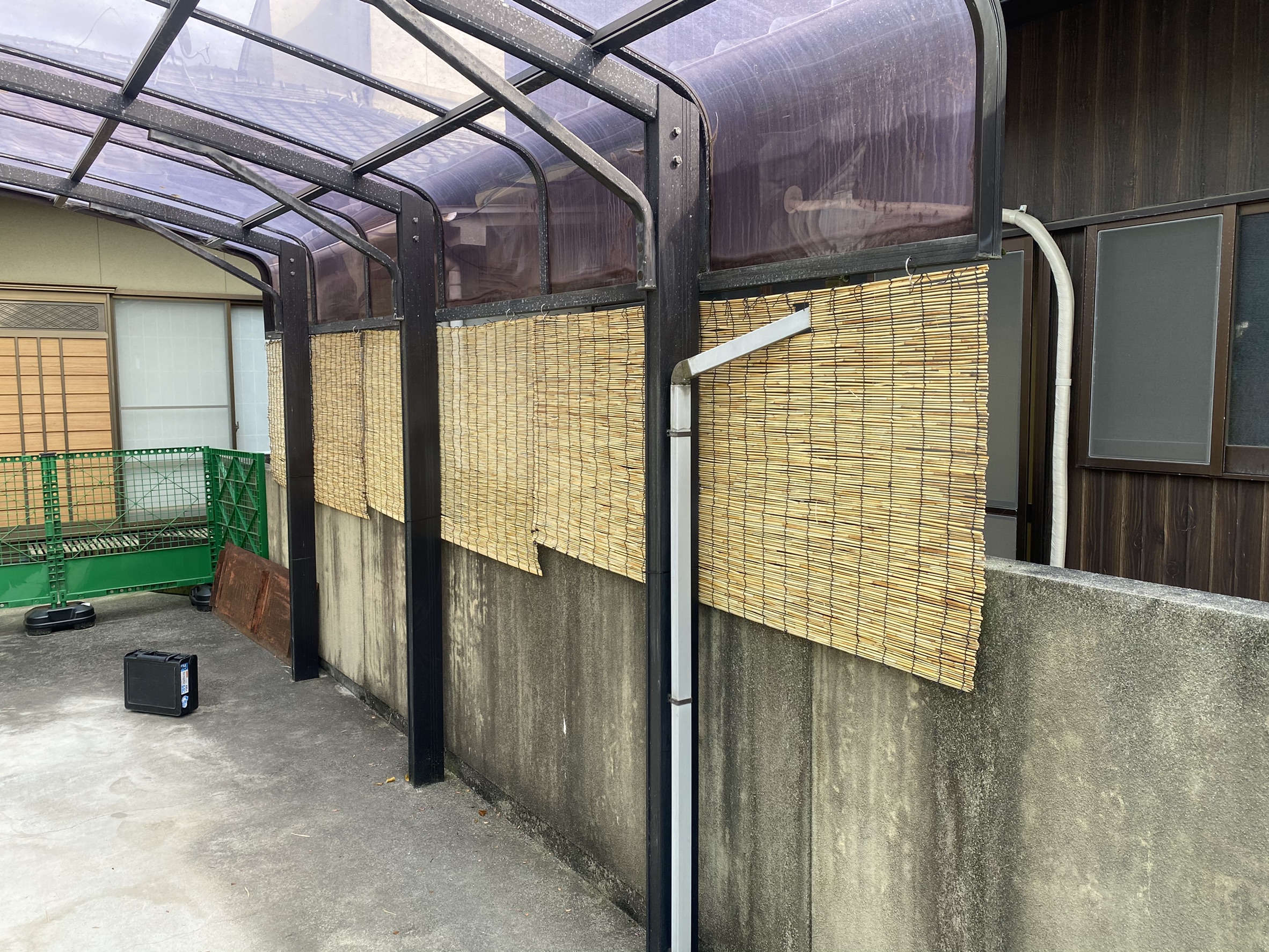 カーポートのすだれ設置で劇的遮熱！強風でも飛ばない留め方とDiy術