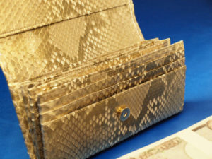 蛇革とステンドグラスが揺さぶる視覚の境界線。なぜ「Ataoの財布」は一部で強烈な拒絶反応を引き起こすのか？