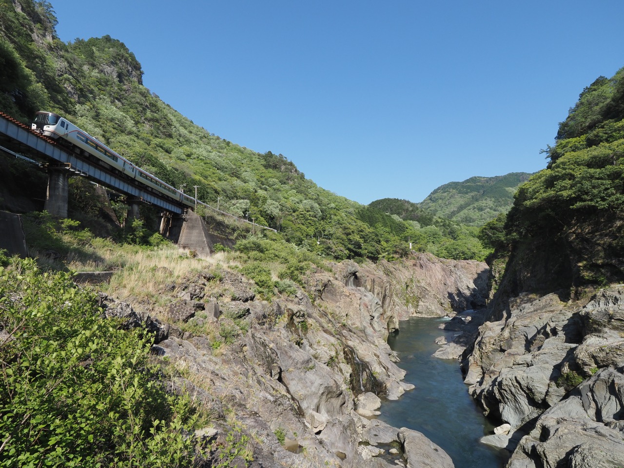 飛水峡ロックガーデンはなぜ人気？奇跡の絶景甌穴群と道の駅を徹底解説