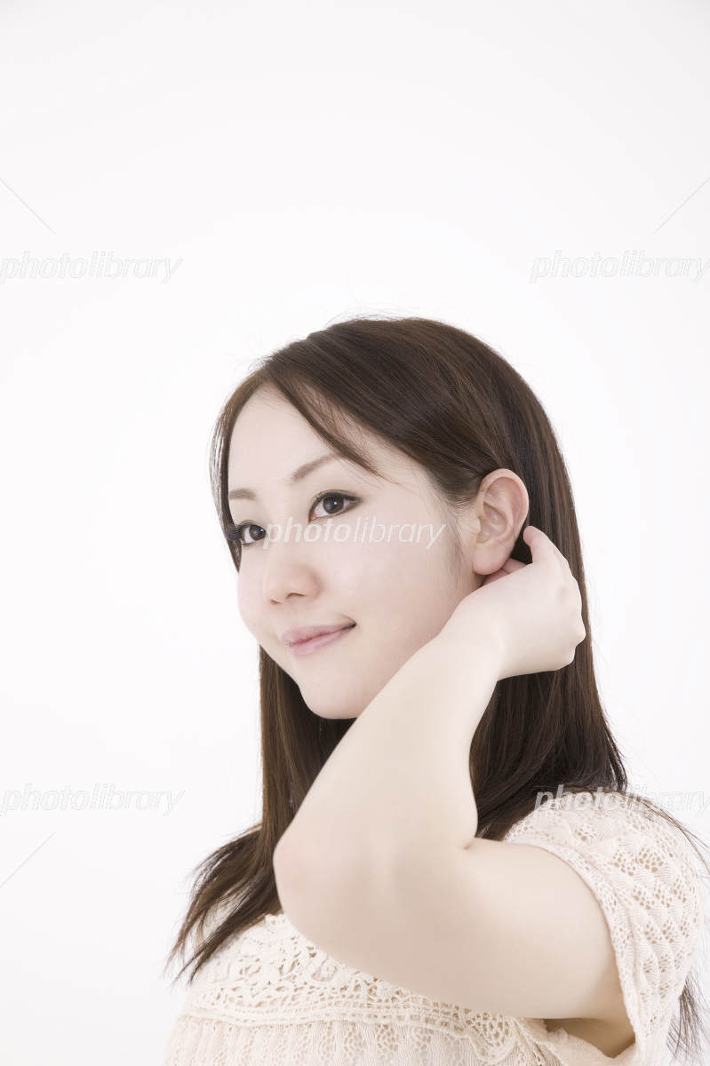 髪をかきあげる心理の真相｜男女の脈ありサインと無意識の本音を解剖