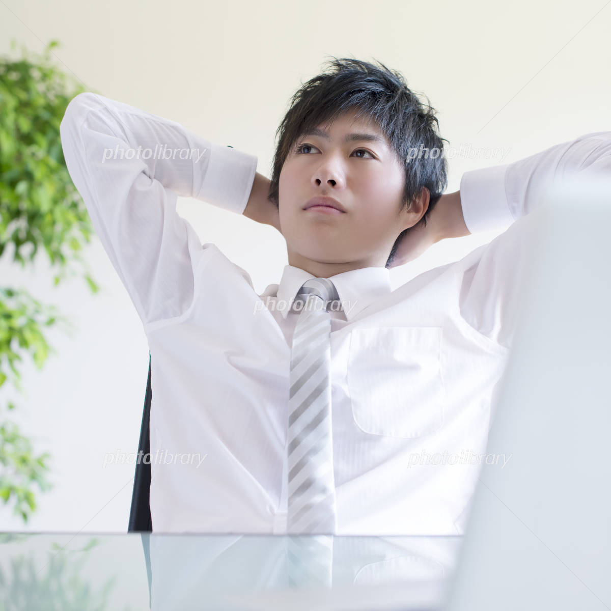 頭の後ろで手を組む心理学の真相｜偉そうに見える理由と無意識の本音