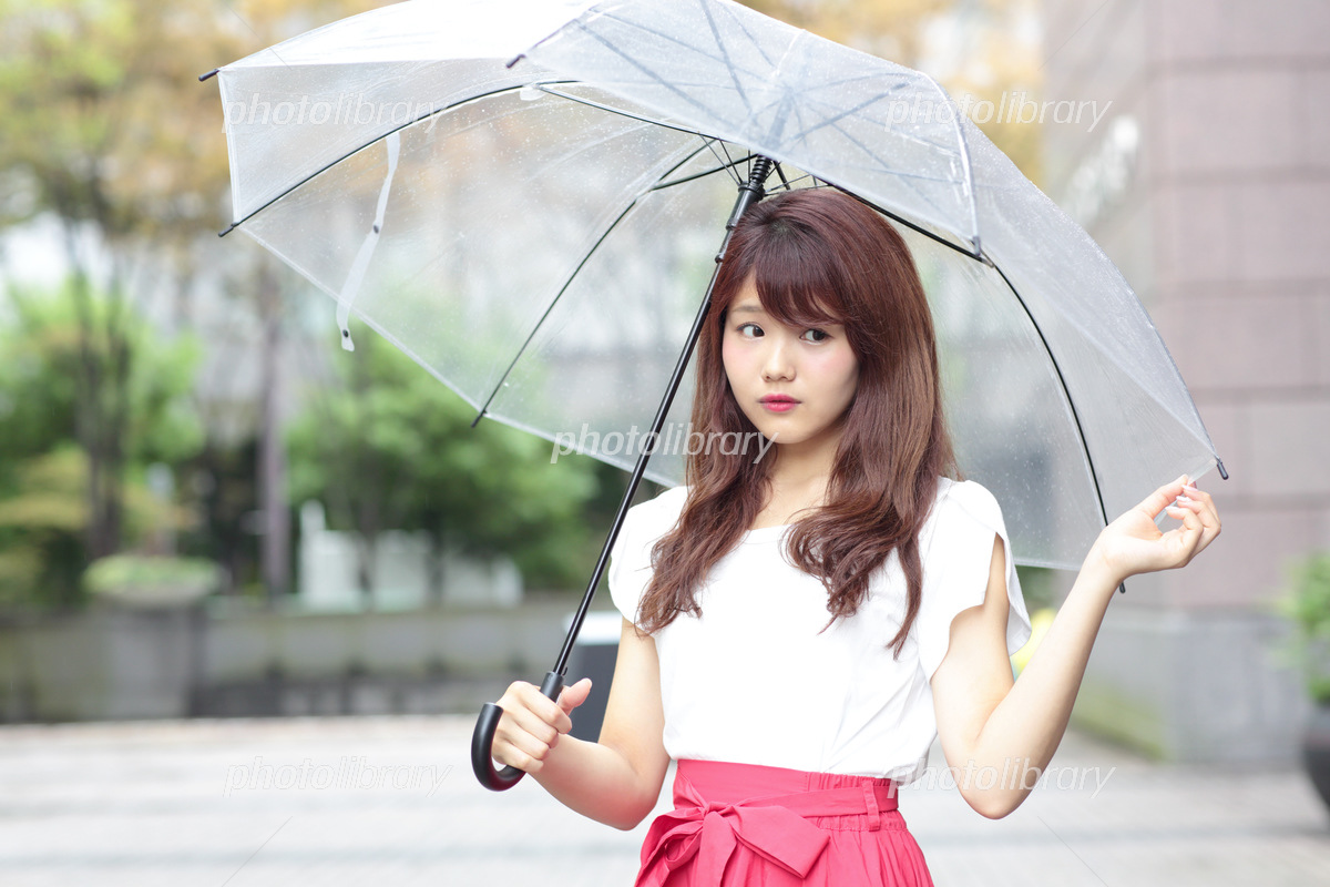 雨と日傘の落とし穴！事故を防ぐ正しい傘のさし方とマナー徹底解説