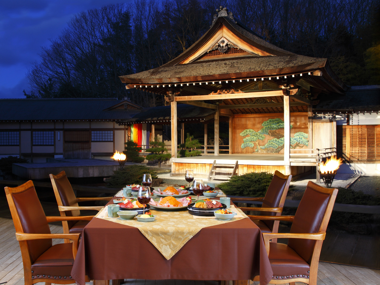 五感で味わう極上ステーキと能舞台の競演——「三田 屋 本店 やすらぎ の 郷」が国内外の美食家を魅了し続ける理由