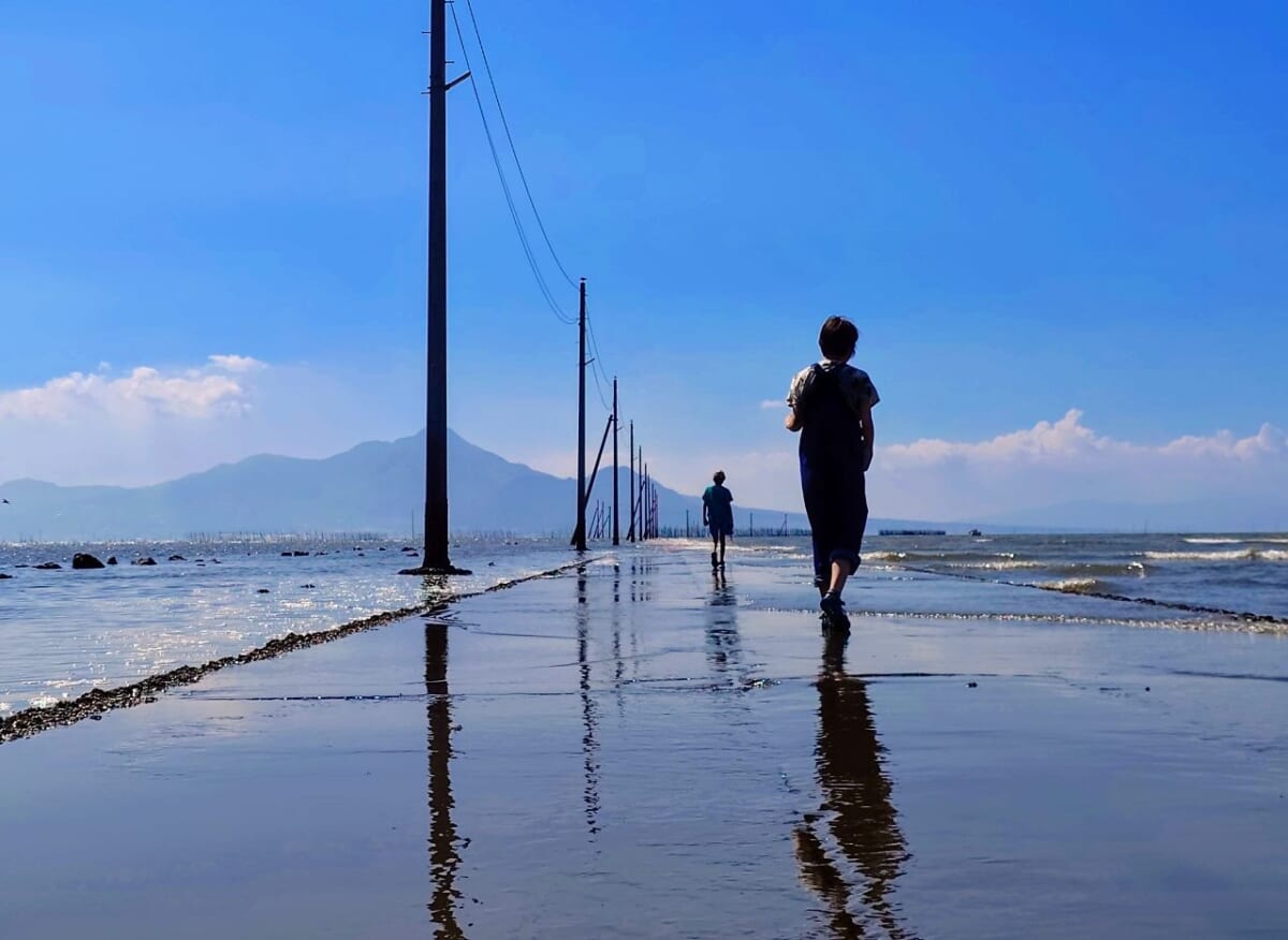 【2026年最新】海の中に電柱が消える絶景の瞬間！熊本「長部田海床路」でしか味わえない潮汐が生む奇跡スポット完全ガイド