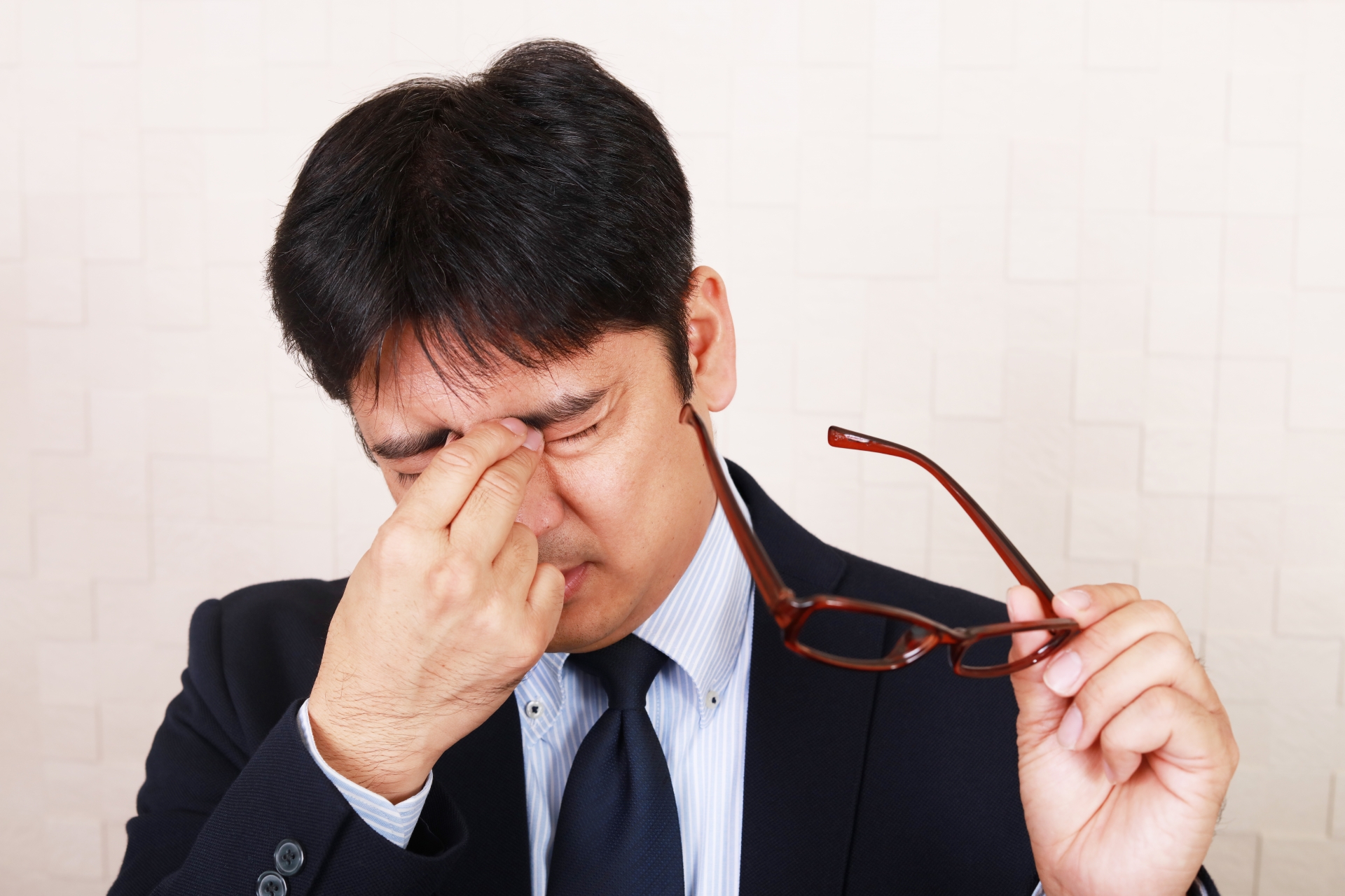 風邪で目が痛いのはなぜ？目の奥の痛みや頭痛の原因と正しい受診科を徹底解説
