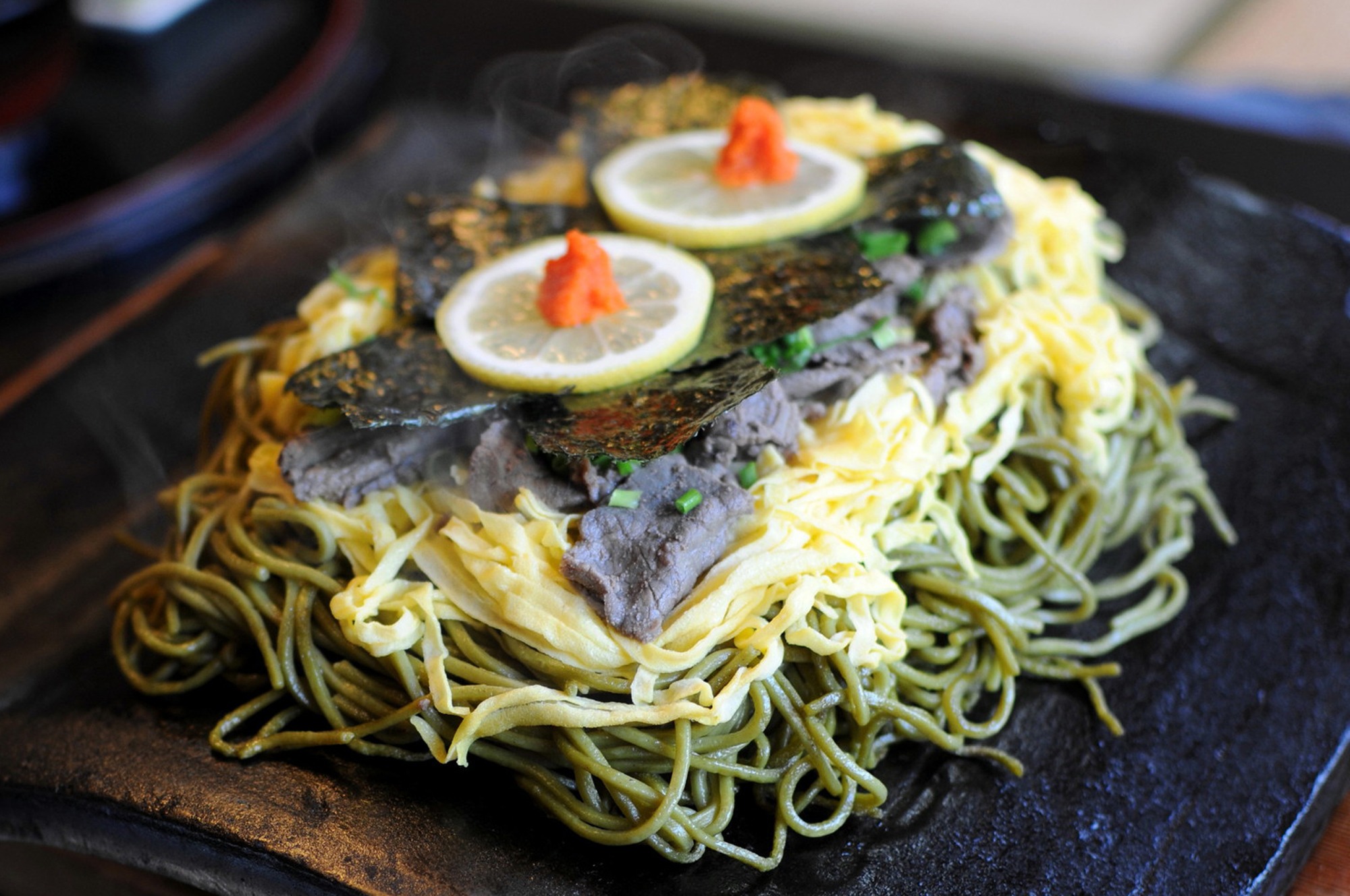 なぜ瓦で焼く？山口名物「瓦そば」発祥の真相と名店ランキング