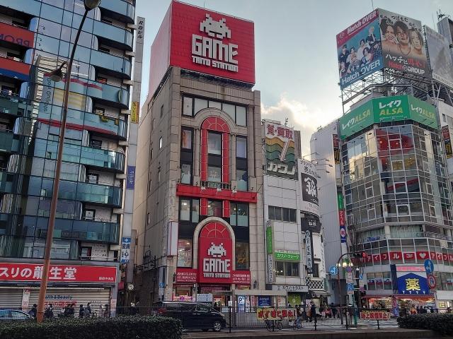 【2026年最新】新宿東口の象徴「タイトー ステーション」はいかにして世界中を惹きつける熱狂の聖地となったのか？進化を続けるアミューズメントの現在地