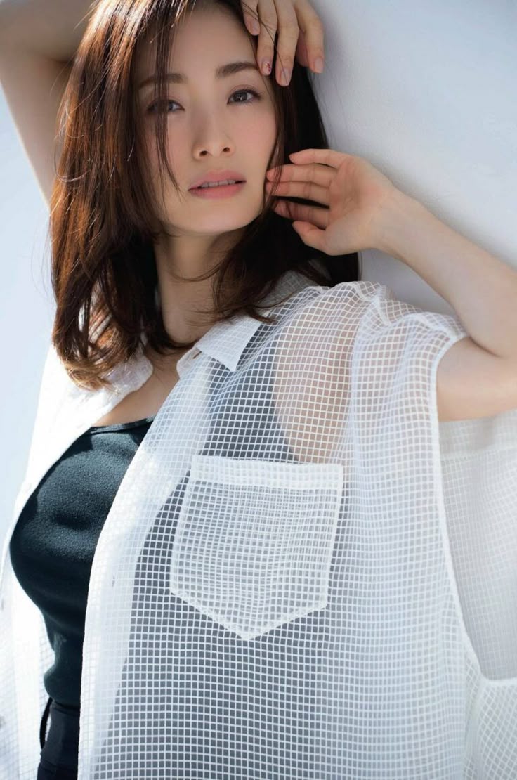 上戸彩のカップ数は？昔と現在の体型変化と3児の母の美ボディ真相