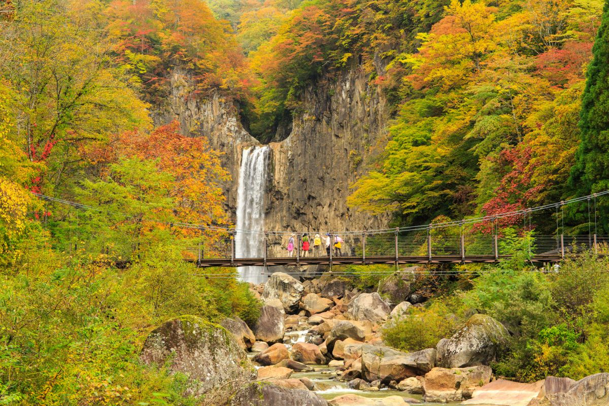 苗名の滝が地震滝と呼ばれる理由とは？紅葉・名物・噂の真相を徹底解剖