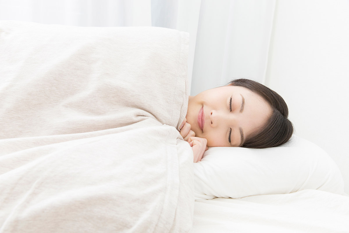 夜中に咳で寝れない体勢の正解とは？仰向けの危険性と楽な寝方を徹底解説