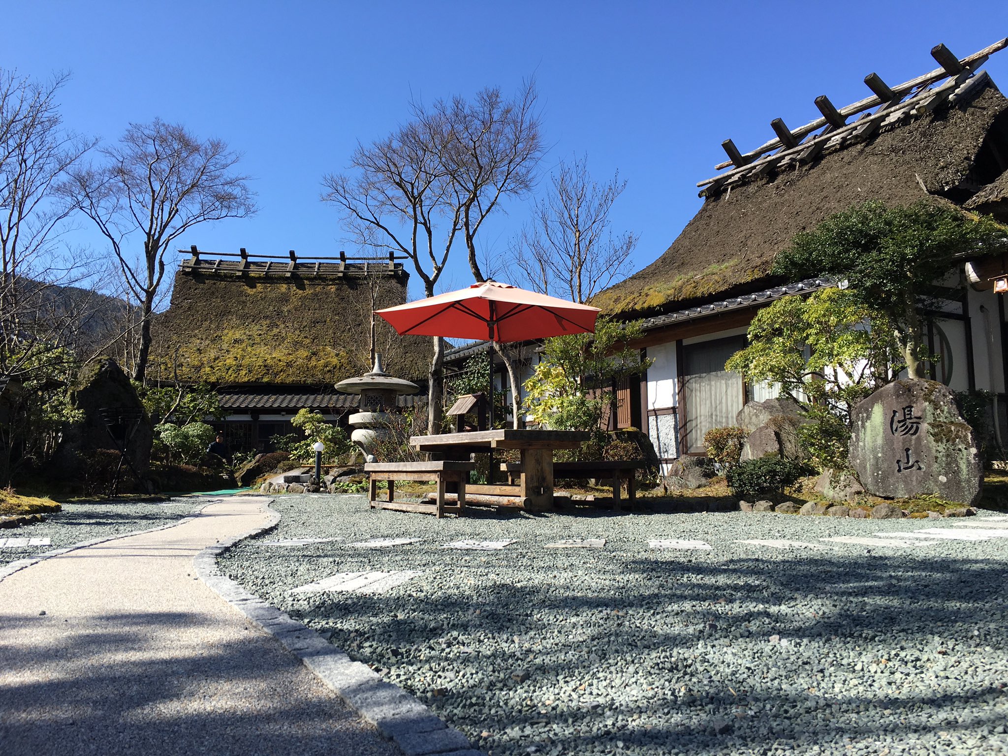 湯布院「牧場の家」人気の秘密！茅葺き離れと絶景露天の真相を徹底解剖