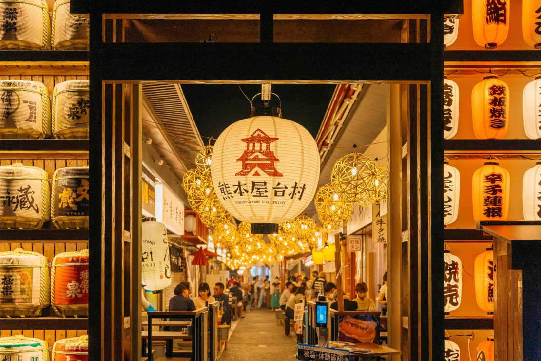 【2026最新】半導体バブル景気で沸く熊本の夜！「熊本屋台村」が解き放つ球磨焼酎と極上美食の熱気ルポ