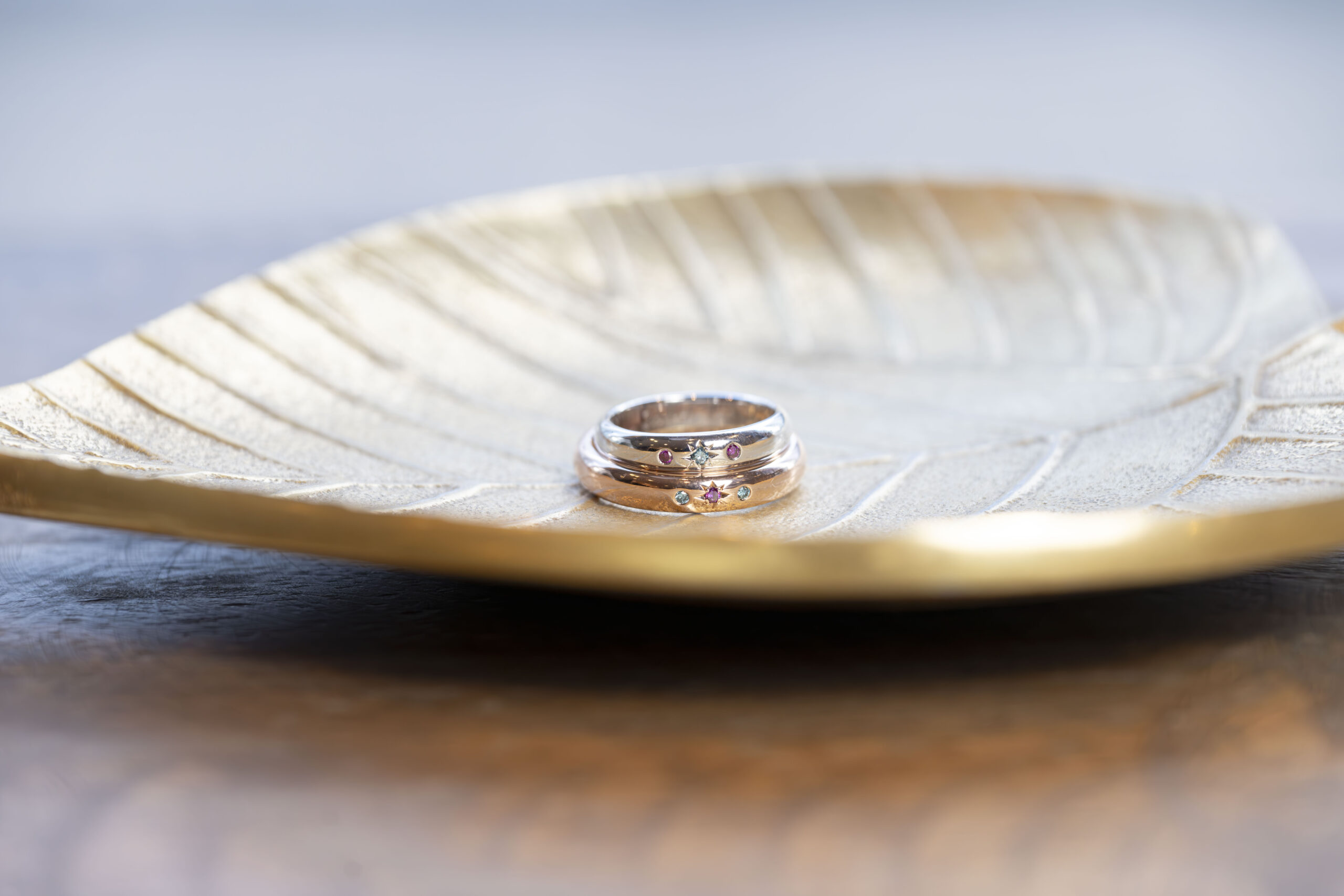 「右手薬指の指輪＝彼氏あり」は誤解？恋人なし女性の心理と真相
