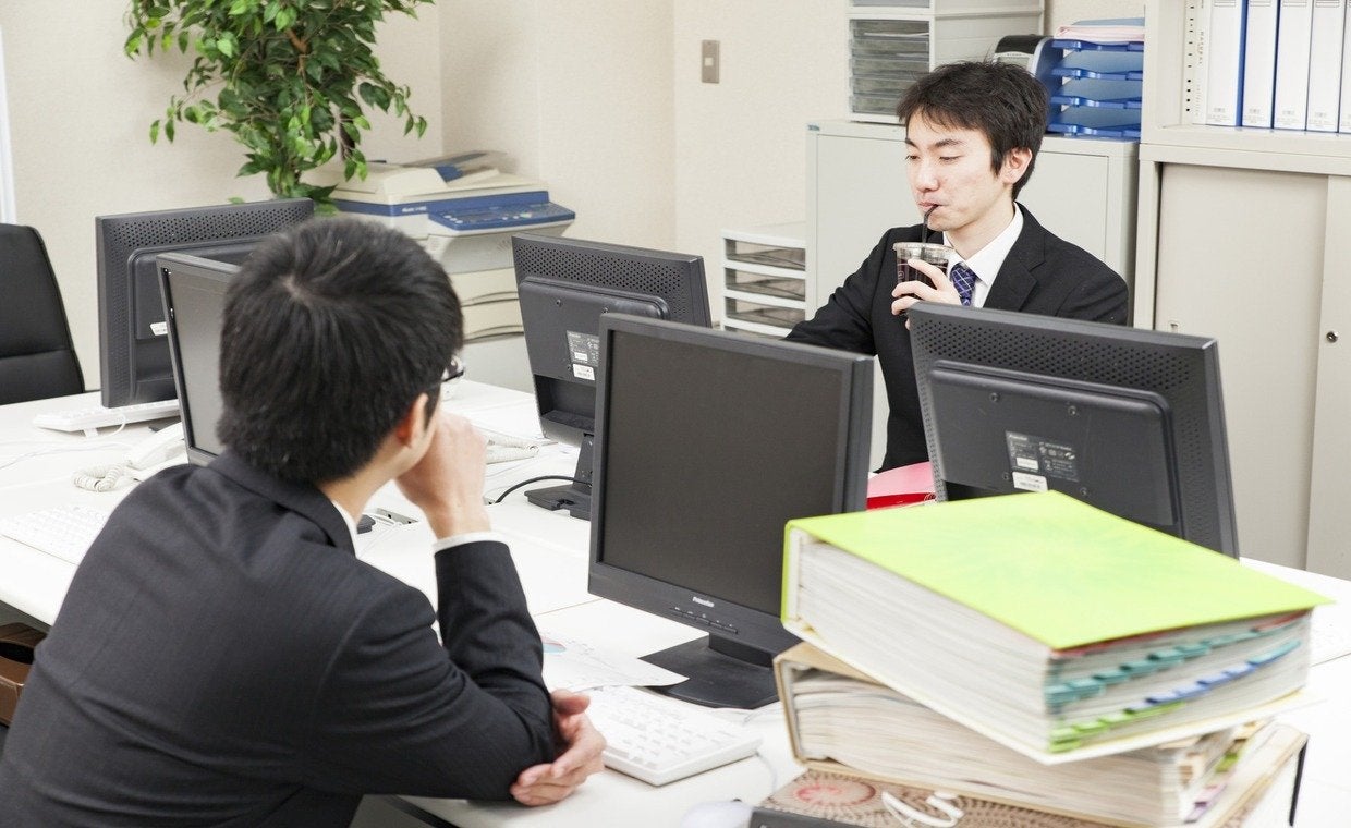 生産性のない会話に疲れる理由とは？職場の無駄話を武器に変える極意